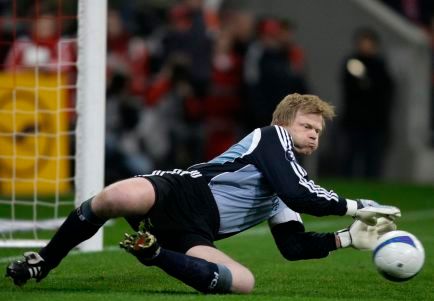 Oliver Kahn v prvním poločase moc práce neměl, ve druhém ho pak překonal vlastní spoluhráč. | Foto: Reuters