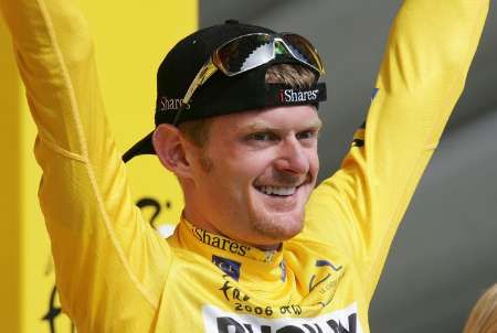 Floyd Landis ve žlutém trikotu lídra Tour de France. | Foto: Reuters