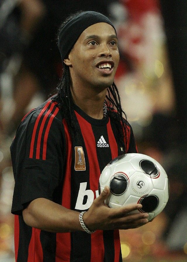 "Tak tohle jsem nečekal," jakoby si říkal Ronaldinho při přivátání v AC Milán. | Foto: Reuters