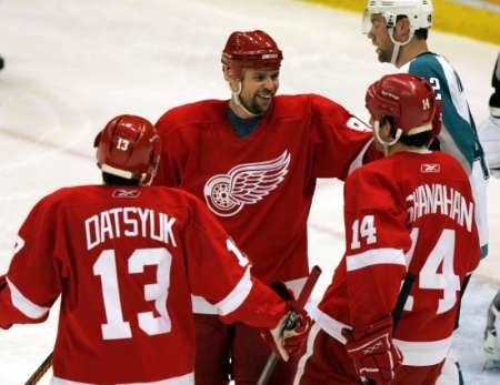 Hokejista Detroitu Red Wings Tomas Holmstrom slaví s Pavlem Datsjukem a Brendanem Shanahanem po Holmstromově gólu proti San Jose Sharks | Foto: Reuters