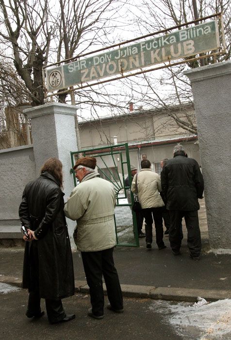 Po položení věnců se komunisté přesunuli do sálu Závodního klubu Dolu Julius Fučík k diskusi. | Foto: Ondřej Besperát, Aktuálně.cz