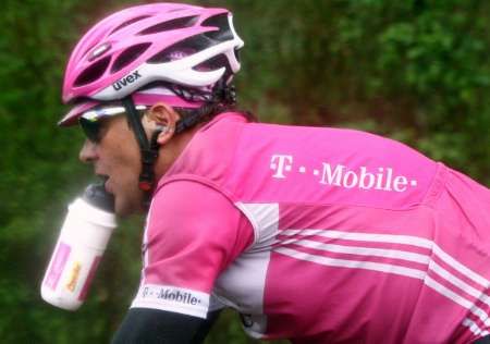 Německý cyklista Jan Ullrich v dresu stáje T-Mobile na snímku z 8. května 2006 na Giro d'Italia . | Foto: Reuters