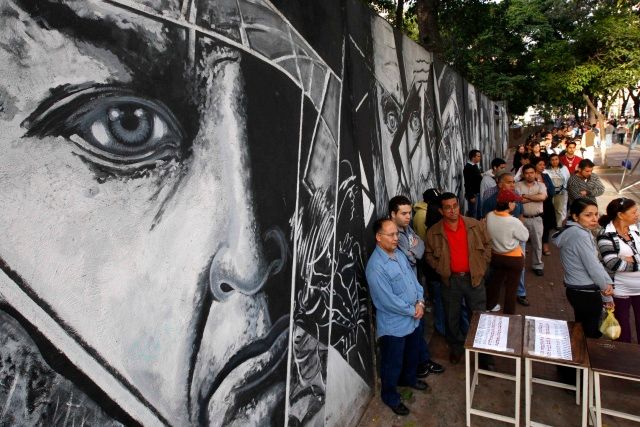 Venezuelci v únorovém referendu rozhodli, že se Chávez bude moci v roce 2012 ucházet o prezidentské křeslo znovu | Foto: Reuters