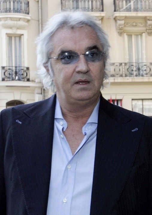 Šéf týmu Renault Flavio Briatore přichází na jednání Světové rady motosportu, na kterém jeho tým čelil hrozbě trestu za špionáž. | Foto: Reuters