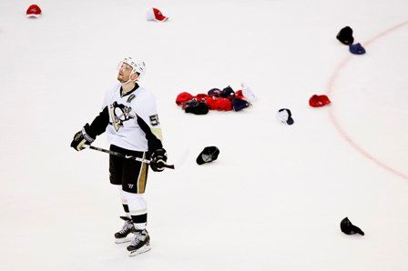 V semifinále východní konference se střetli Pittsburgh a Washington. Během jednoho utkání dokázali vsítit hattrick Ovečkin i Crosby, a tak jen málokterému divákovi zůstala po zápase na hlavě kšiltovka. | Foto: Reuters