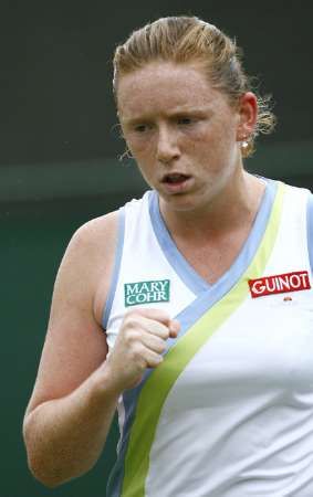 Britka Naomi Cavadayová málem způsobila první senzaci na letošním Wimbledonu. Ani dva mečboly jí však na vítězství nad Martinou Hingisovou nestačily. | Foto: Reuters