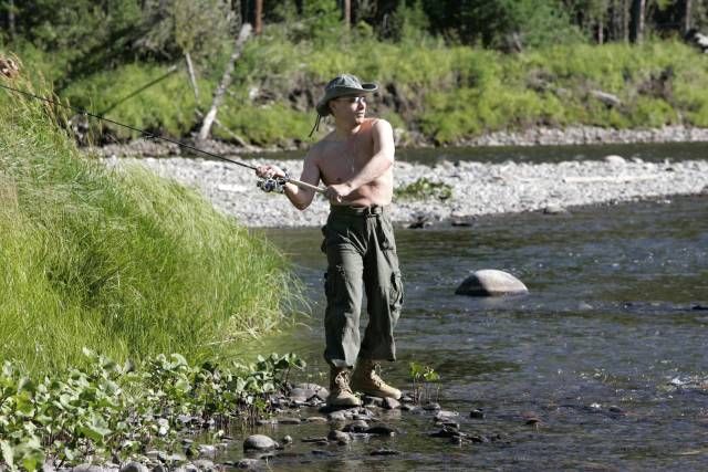 Vladimir Putin nahazuje. | Foto: Reuters