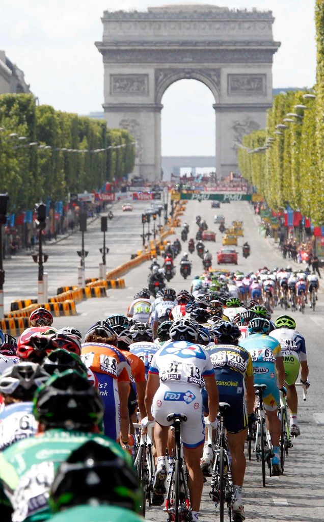 Závěrečná etapa tradičně přivedla peloton na Champs Élysées k Vítěznému oblouku. | Foto: Reuters