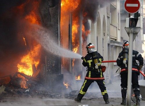 Hasiči likvidují požár v hotelu Ibis. | Foto: Reuters