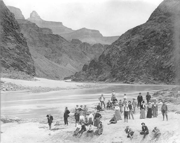 Tato fotka už přesné datum má. Byla pořízena 14. listopadu 1906 a zachycuje tehdejší členy losangeleské hospodářské komory. | Foto: Grand Canyon National Park / U.S. National Pak Service / NPS / Attribution 2.0 Generic (CC BY 2.0)