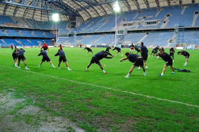 Okolo trávníku, který probíhající rekonstrukcí hodně trpí, jsou po nedávných deštích velké rozbahněné louže. | Foto: Jakub Šafránek