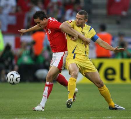 Švýcar Philipp Degen (vlevo) v boji o míč s Andrejem Ševčenkem z Ukrajiny. | Foto: Reuters