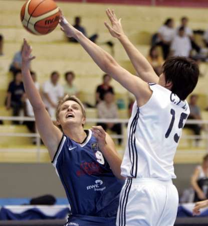 Českou basketbalistku Hanu Machovou zablokovala v utkání mistrovství světa proti Tchaj-wanu Liu Chun-yi (vpravo). | Foto: Reuters