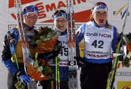 Nejlepší tři běžkyně na lyžích na trati 30 km klasicky: 1.Aino Kaisa Saarinenová, 2. Virpi Kuitunenová (vlevo), 3.Petra Majdičová. | Foto: Reuters