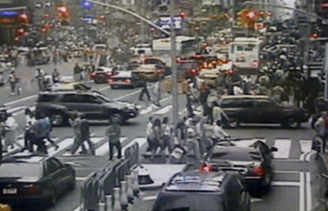 Na záběru monitorovací kamery je vpravo vidět Nissan, projíždějící přes Times Square. | Foto: Reuters