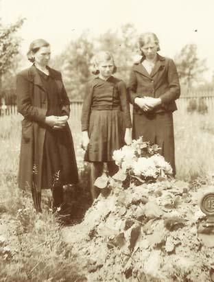 Přeživší z vypáleného Českého Malína. | Foto: Archiv Josef Řepík / www.mashlinecko.cz