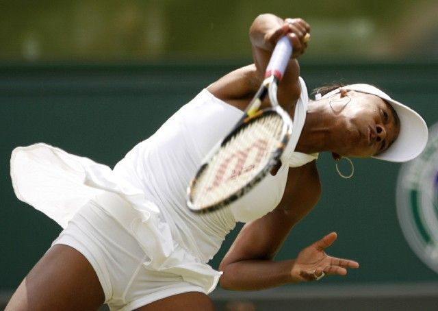 Americká tenistka Venus Williamsová v zápase proti domácí Naomi Cavadayové v prvním kole Wimbledonu. | Foto: Reuters