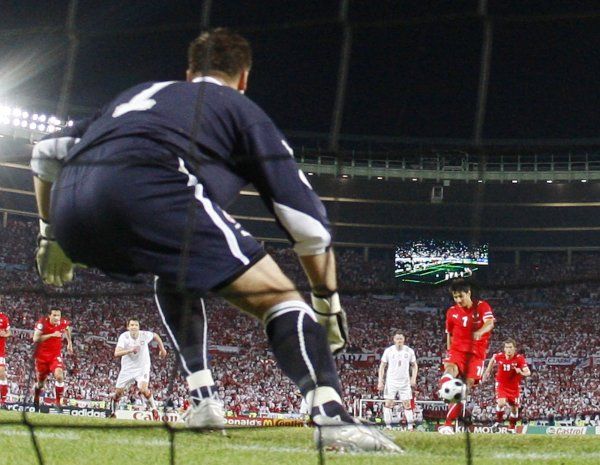 Osudný moment. Polský brankář Boruc mohl být hrdinou zápasu. Po penaltě se stal pouze smutným hrdinou. | Foto: Reuters