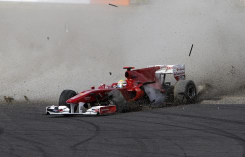 Začátek závodu se stal osudným hned pro několik jezdců. Hromadnou havárii odskákal mj. Felipe Massa. | Foto: Reuters