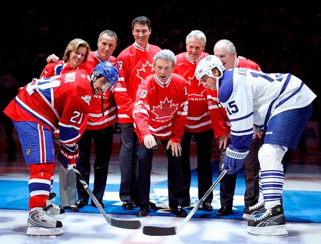 O poznání slavnostnější atmosféra panovala v Torontu, kde se k čestnému buly postavili Tomáš Kaberle a Brian Gionta. Štastnější byli ale Canadiens, kteří si i díky výbornému výkonu Tomáše Plekance odvezli výhru 4:3. | Foto: Reuters