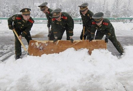 Zasahovat musí policie i armáda. S lopatami v rukou. | Foto: Reuters