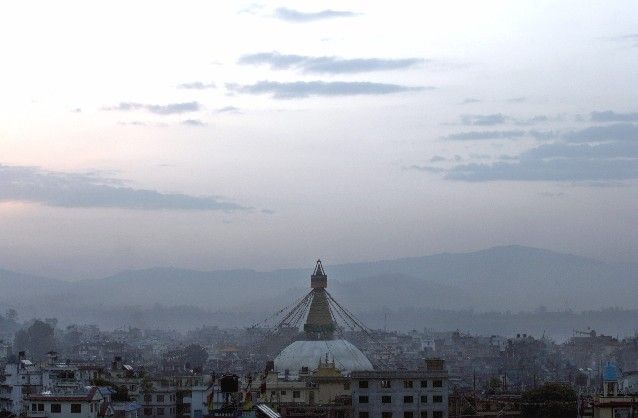 Káthmándú se dnes probouzelo do klidného dne, jak dlouho tento klid vydrží? V popředí Bódha Stupa, největší svatyně v Nepálu. | Foto: Reuters