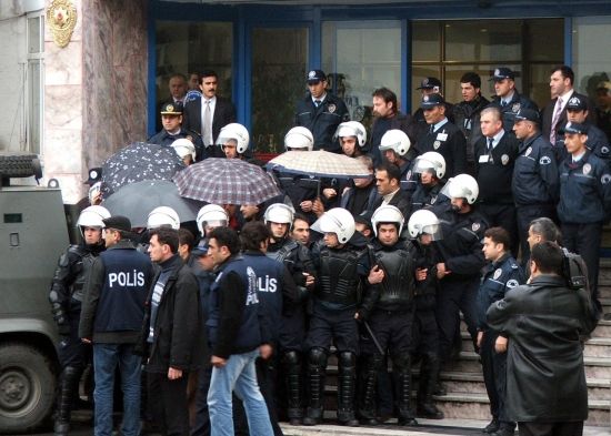 Malý vrah v zástupu policistů. Šestnáctiletý mladík bude souzen jako mladistvý, a pokud bude uznán vinným, dostane menší trest | Foto: Reuters