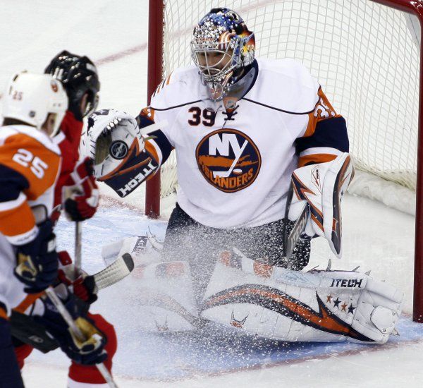 Brankář New Yorku Islander Rick DiPietro vychytal v derby s Rangers své 100. vítězství kariéry. V honbě za svou stovkou dvakrát zbrzdil snahu Martina Brodeura dosáhnout vítězné pětistovky, když vychytal výhry nad New Jersey Devils 1:0 a 2:1. | Foto: Reuters