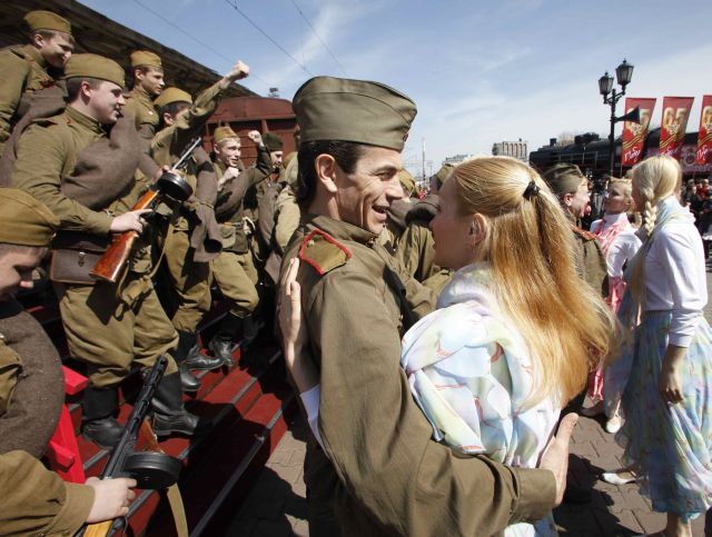 Návrat z války v dobových "kostýmech" na nádraží v Krasnojarsku. | Foto: Reuters