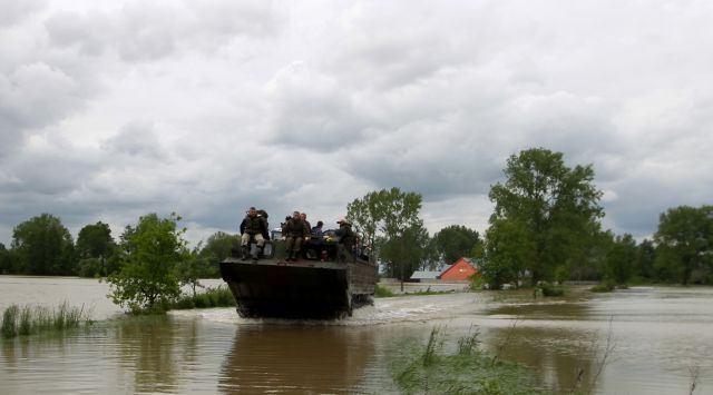 Evakuace za zatopené vesnice Jeliszow. | Foto: Reuters