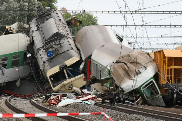 Nehoda dala vzpomenout na železniční neštěstí ve Studénce. 8. 8. 2008 narazil rychlík EuroCity Commenius do části silničního mostu, který se zřítil na trať u zastávky Studénka na Novojičínsku. | Foto: Petr Sznapka