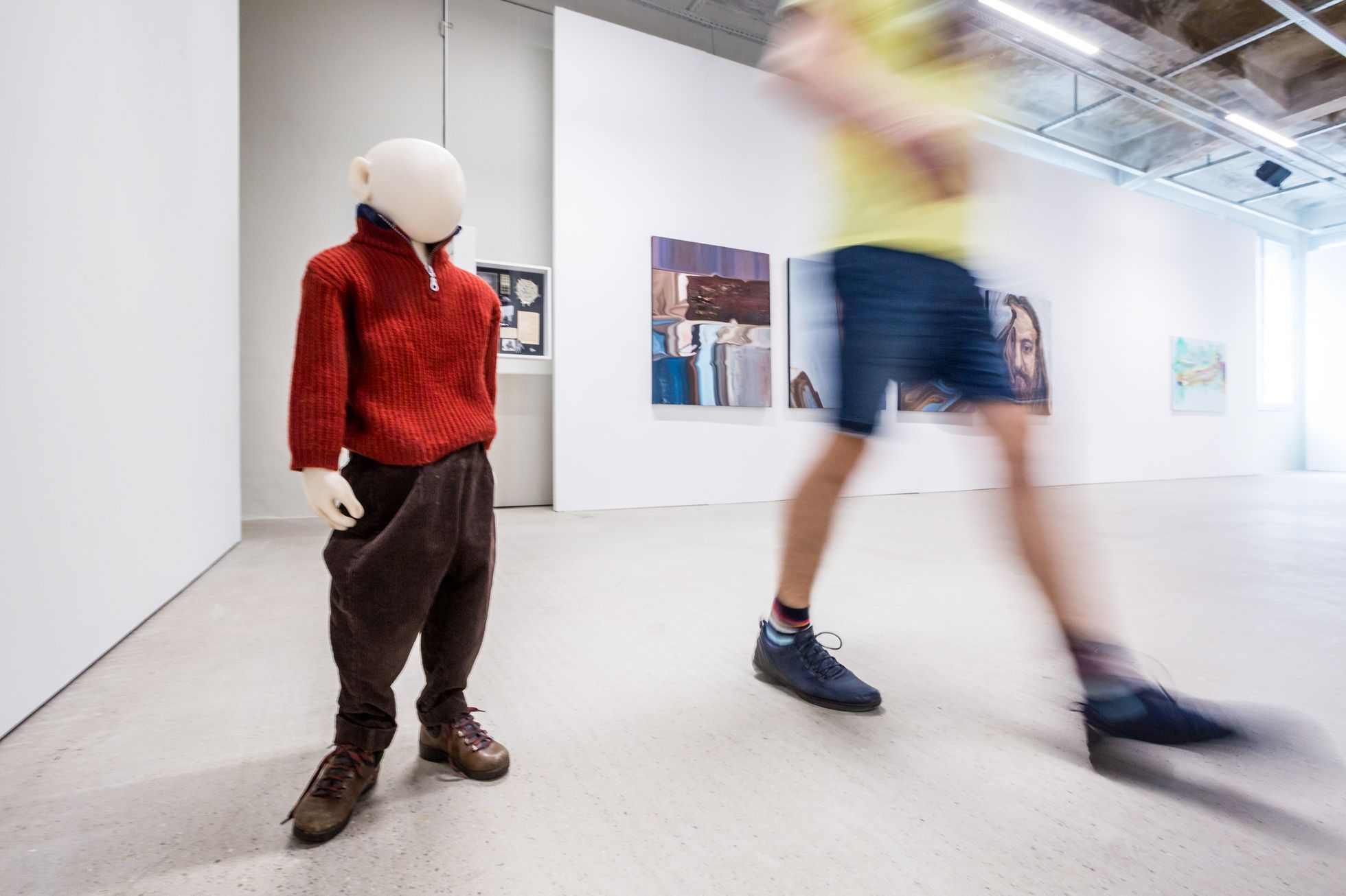 Olomoucká galerie vystavuje současné umění, diváky provází Kinterova mluvící socha