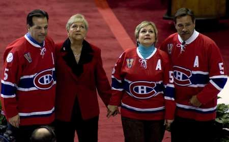 Rodina zesnulého Bernarda Geoffriona přihlíží vyzvednutí jeho čísla 5 ke stropu haly Montrealu Canadiens. Zleva syn Danny, manželka Marlene, dcera Linda a syn Robert. | Foto: Reuters