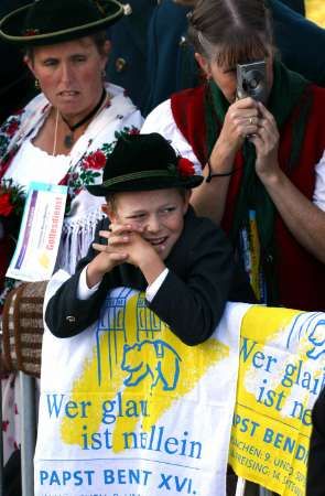 Mezi věřícími nechybí ani početné zástupy katolické mládeže. | Foto: Reuters