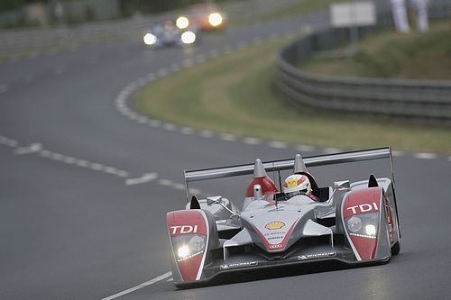 Rekordman v počtu vítězství ve čtyřiadvacetihodinovce v Le Mans Tom Kristensen za volantem Audi R10 při první části kvalifikace na 75. roční tohoto závodu. | Foto: Audi