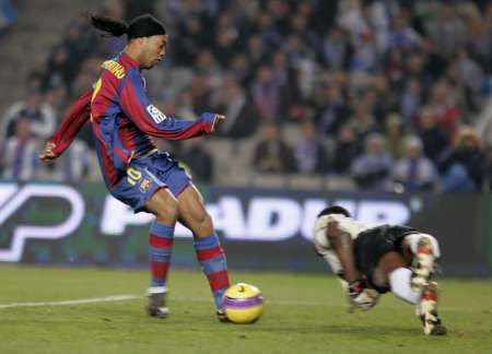 Ronaldinho v posledních zápasech spíše střídá. Jako v derby s Espanyolem | Foto: Reuters