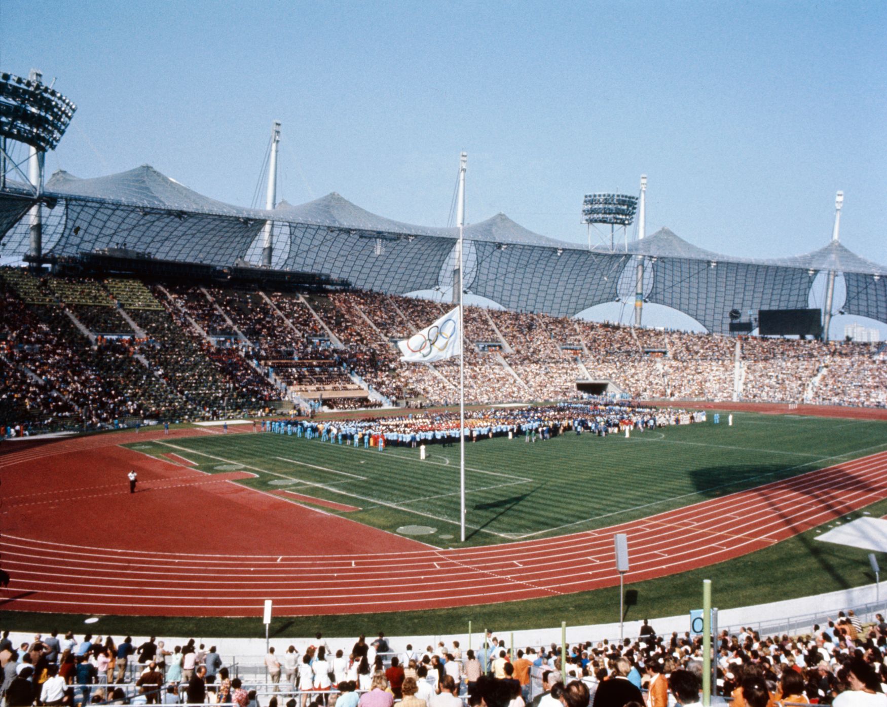 Игры мюнхен 1972. Олимпийский стадион Мюнхен 1972. Олимпийские игры в Мюнхене 1972. Олимпийская деревня в Мюнхене 1972. Олимпийский стадион в Мюнхене 1992/93.