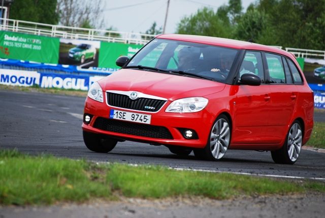 Fabia Combi má na svoji třídu gigantický zavazadlový prostor. Design však bývá občas předmětem kritiky. Verze RS (i pro hatchback) tentokrát jezdí s benzinovým motorem a automatickou převodovkou. | Foto: Radek Pecák