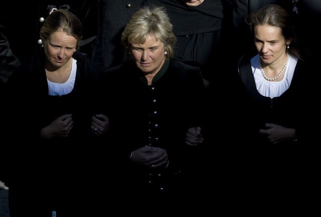 Claudia Haiderová s dcerami Ulrike (vlevo) a Cornelií. | Foto: Martin Novák, Reuters