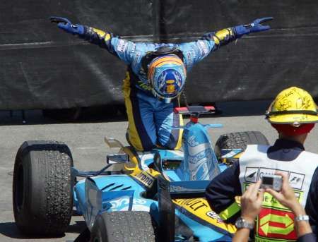 Fernando Alonso se klaní svému Renaultu, s nímž dokázal vyhrál Velkou cenu Kanady. | Foto: Reuters