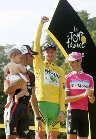 Američan Floyd Landis z týmu Phonak se raduje z celkového prvenství na 93. ročníku Tour de France, vlevo druhý Španěl Oscar Pereiro Sio (Illes Balears), vpravo celkově třetí Němec Andreas Kloden (T-Mobile). | Foto: Reuters