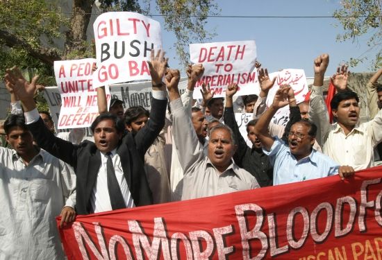 Political activists chant anti-Bush slogans during a rally in Multan, Pakistan March 4, 2006. U.S. President George W. Bush said on Saturday he was convinced of Pakistani President Pervez Musharraf's commitment to the war on terrorism despite ongoing militancy in Pakistan and the presence of al Qaeda members. REUTERS/Asim Tanveer | Foto: Reuters/A.Tanveer