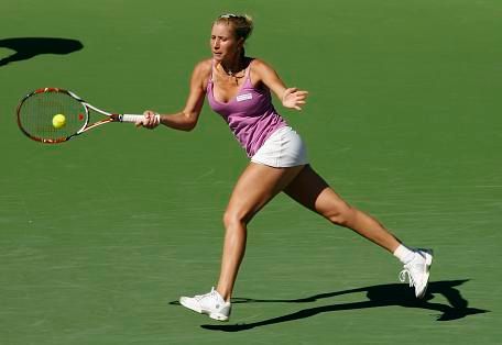 Aljona Bondarenková vrací úder Marii Šarapovové při jejich vzájemném zápase na turnaji v Indian Wells | Foto: Reuters