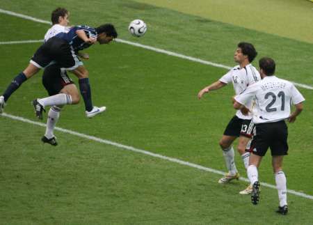 Argentinec Roberto Ayala (v modrém) hlavou skóruje do branky Německa. | Foto: Reuters