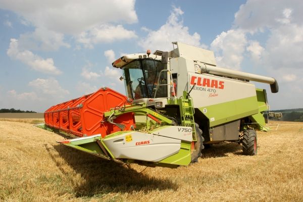 Tohle už je 62 hektarů ječmene nedaleko Dřínova (mimochodem taky s unikátním zámkem i zámeckým pánem). Stroje patří Agrodružstvu Morkovice. Ojetý Claas 470 z roku 2002 stojí na internetu 2,5 milionu. Tento ale jezdí teprve čtvrtou sezónu. Žací val má široký 7,5 metrů a kombajn se v kopci umí naklonit tak, aby řidič seděl vodorovně. Kombajny do rovin mají i devět metrů širokou "tlamu". | Foto: Karel Toman