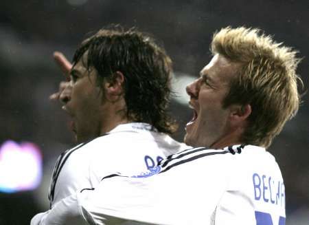 Raul Gonzalez (vlevo) slaví gól do sítě Bayernu Mnichov se spoluhráčem Davidem Beckhamem. | Foto: Reuters