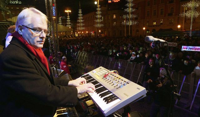 Josipović zahrál na předvolebním mítinku na klávesy. | Foto: Reuters