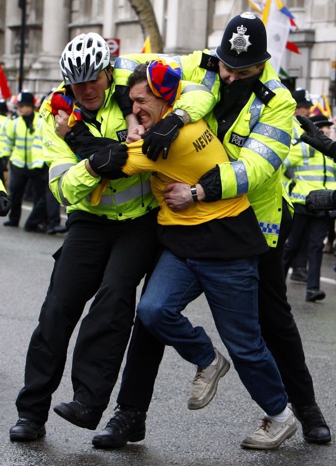 Na tohoto protibetského demonstranta dva strážníci nestačili... | Foto: Reuters