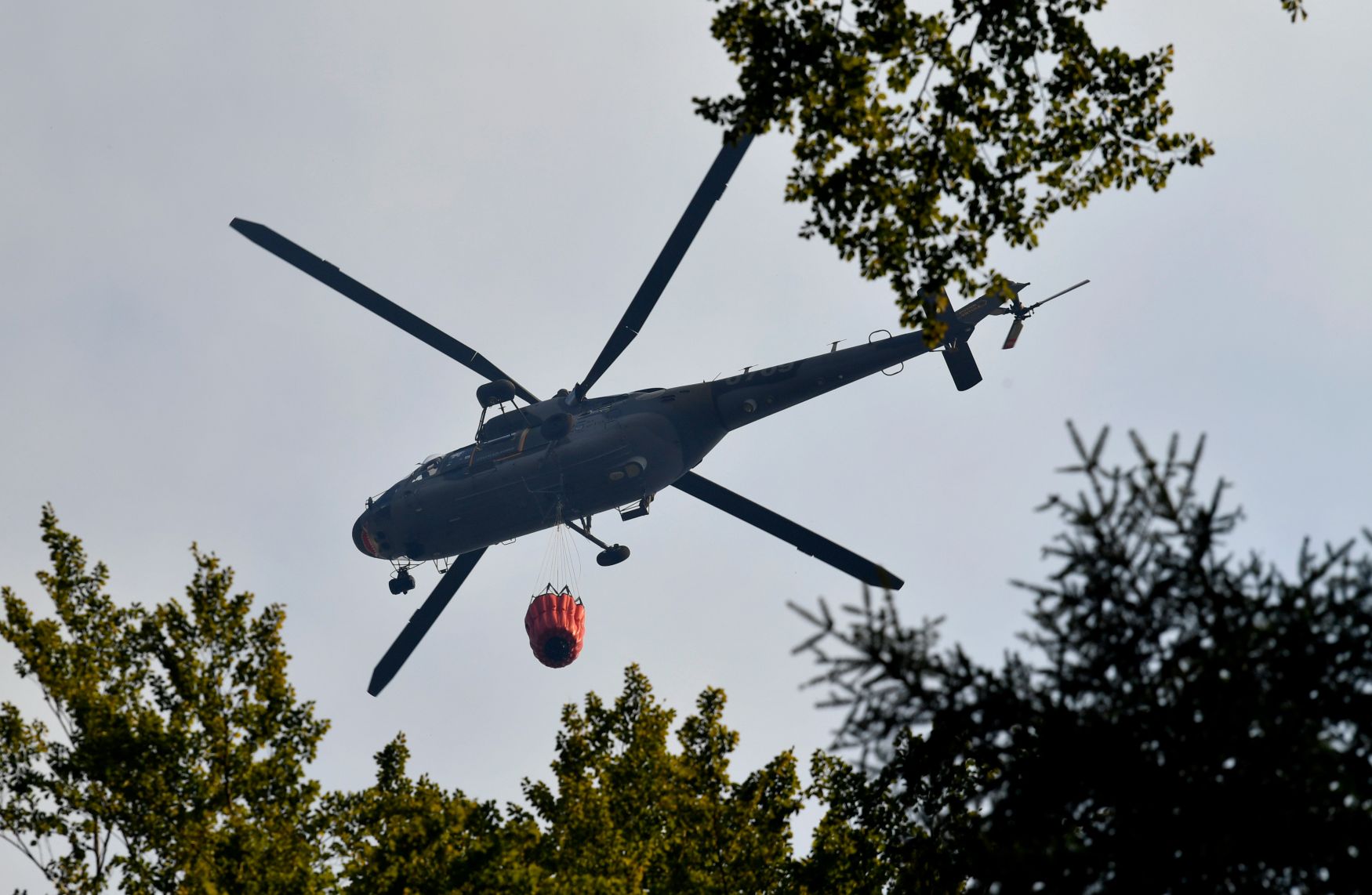 Die Feuerwehr in Hřensk hat weitere 50 Menschen evakuiert, der Rauchgeruch breitet sich im ganzen Land aus