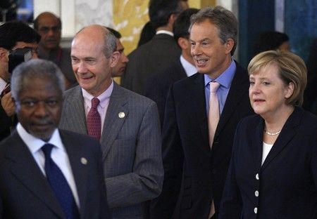 Zleva: Generální tajemník OSN Kofi Annan, šéf Světové obchodní organizace (WTO) Pascal Lamy, britský premiér Tony Blair a německá kancléřka Angela Merkelová na společné fotografii. | Foto: Reuters